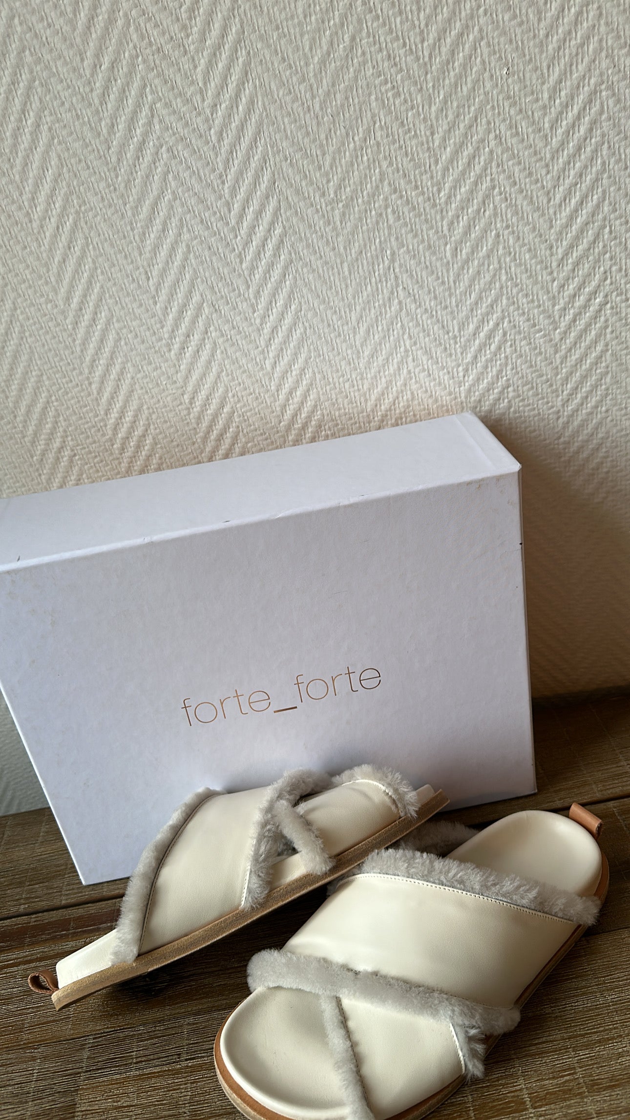 Ivory faux-fur sandalen