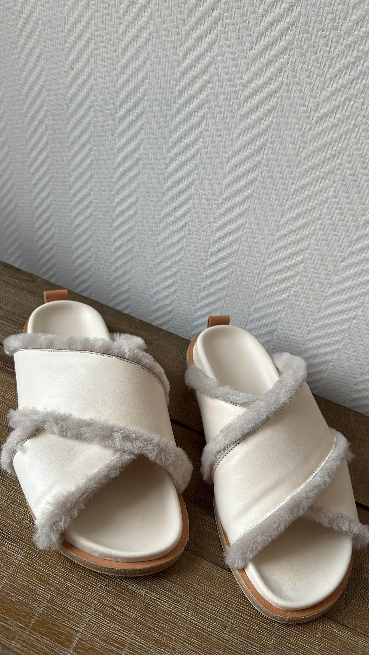 Ivory faux-fur sandalen