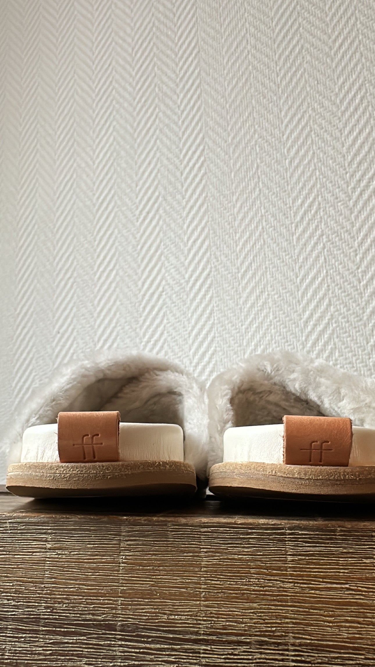 Ivory faux-fur sandalen