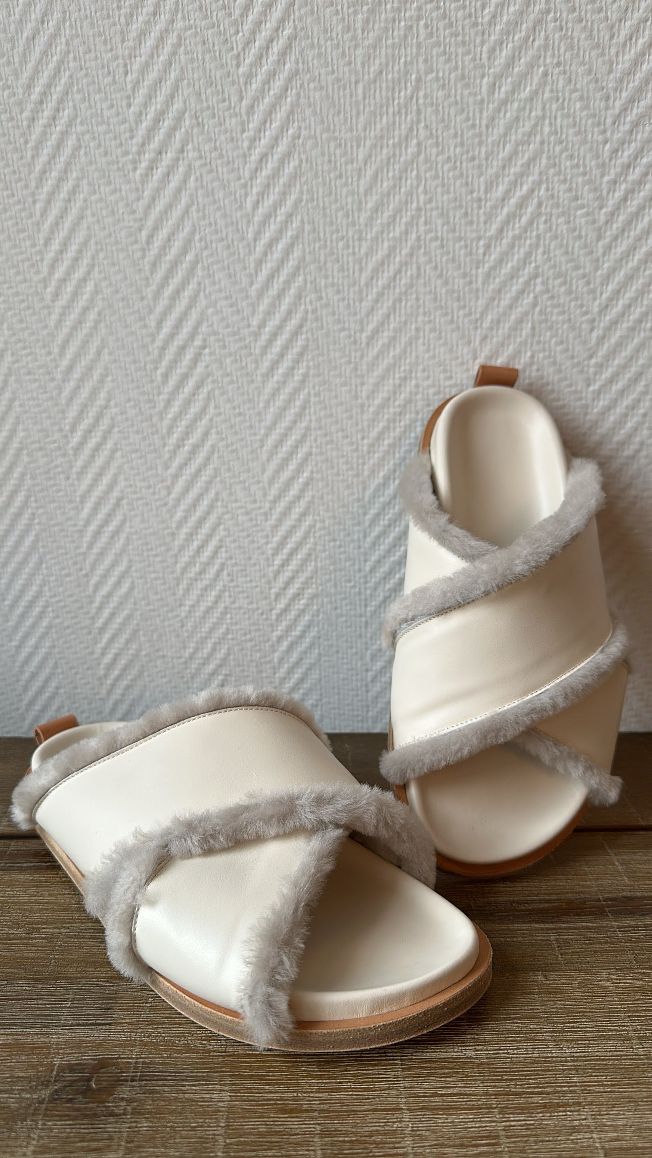 Ivory faux-fur sandalen