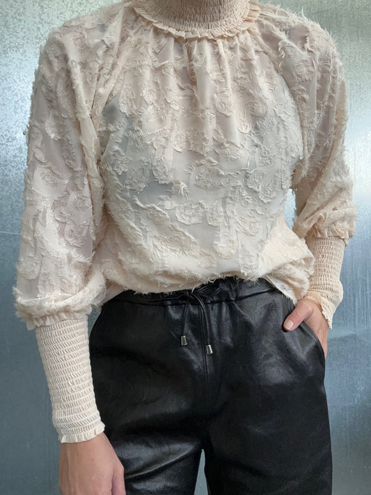 Paula creme top 34