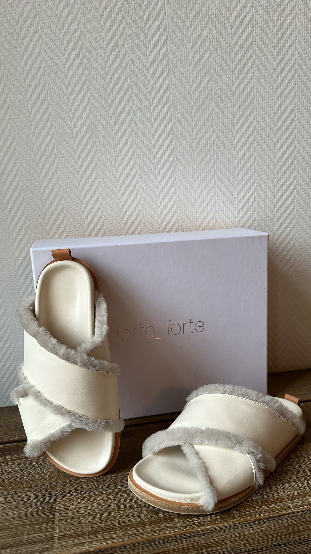 Ivory faux-fur sandalen