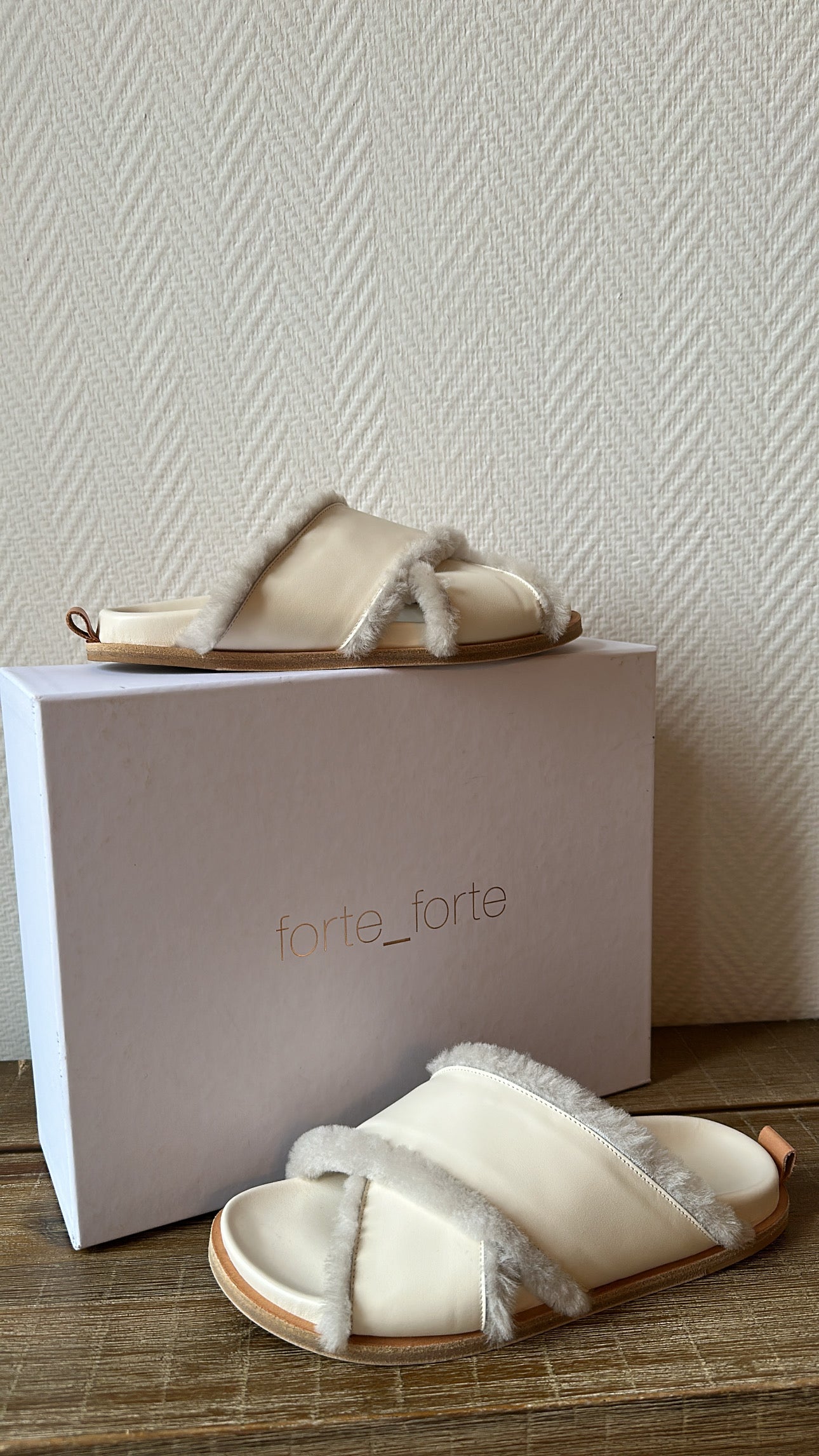Ivory faux-fur sandalen
