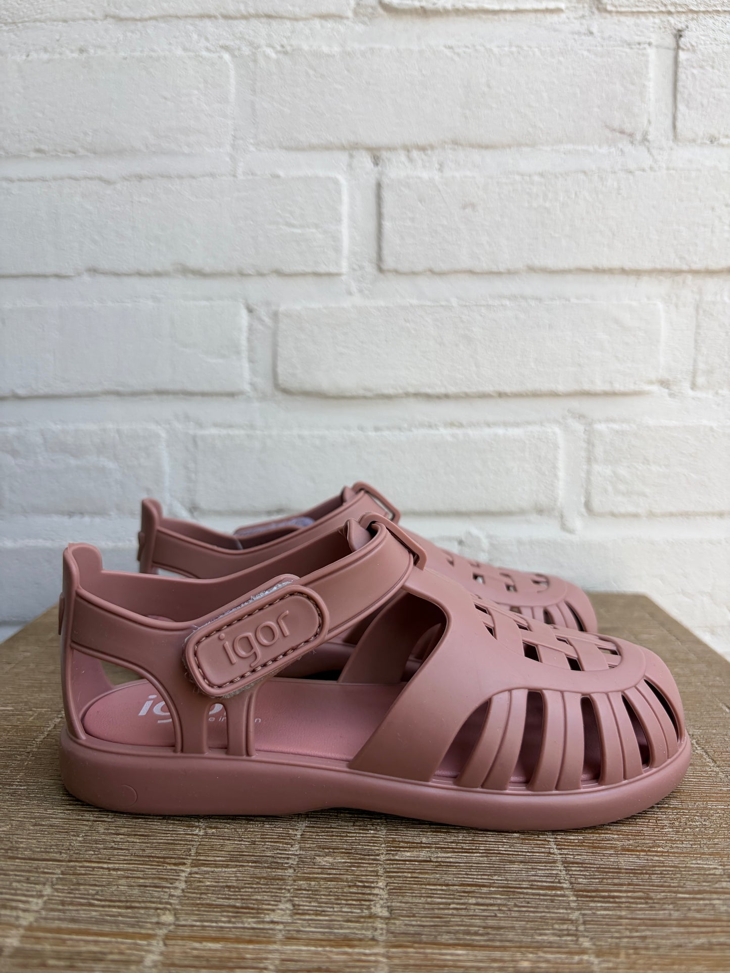 Igor Tobby solid pink sandalen